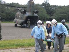 陸上自衛隊ヘリによる模擬重症患者搬送訓練風景
