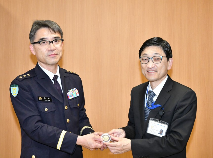 松木副院長(左)と四ノ宮学校長(右)