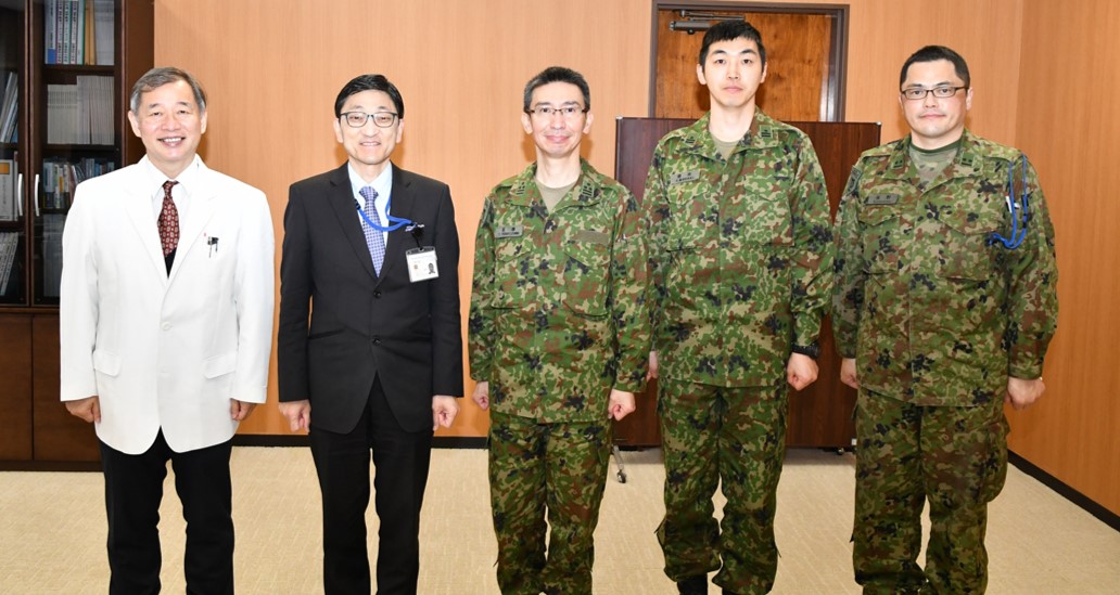 木下教授(左1)、四ノ宮学校長(左2)、吉澤1佐(左3)