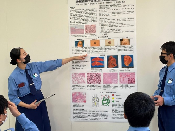 医学科3年症例検討ポスター発表会の風景