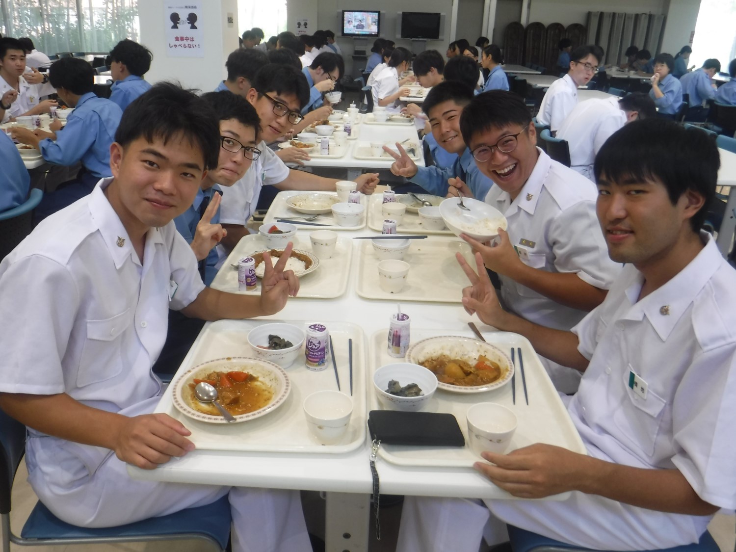 学生食堂での食事風景(医学科)