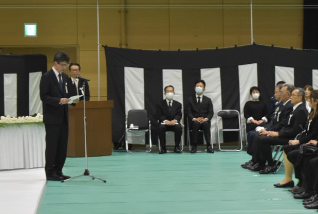 参列者の皆様の前で挨拶している病理学教授