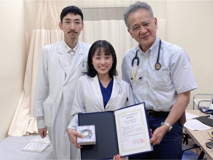 写真中央:笑顔の長谷川奏穂1等陸尉、右:学術集会会長田中祐司先生、左:腎臓内分泌内科宇都飛鳥先生