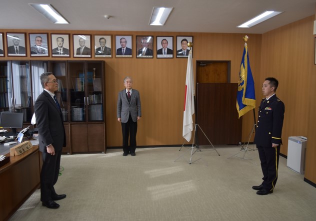 学校長に出国申告する山田３佐