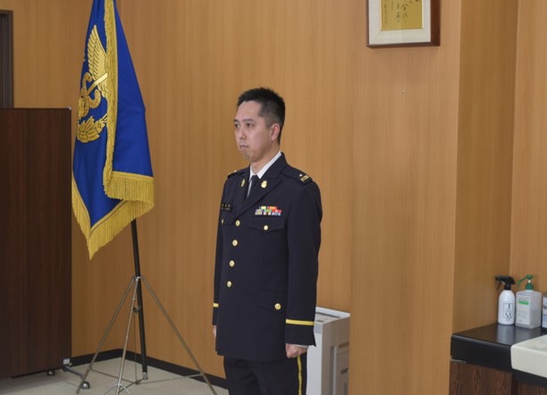 直立不動の山田３佐