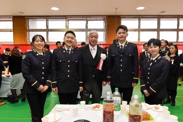 中谷防衛大臣と卒業生との一枚