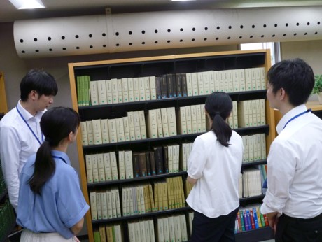 図書館見学の風景