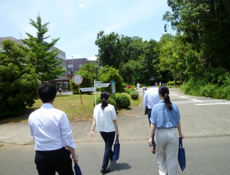 学生センターへの移動