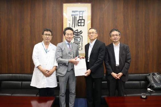 学校長による記念品の贈呈の写真2